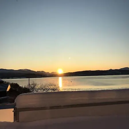 Privat Rom Pa Storelva Med En Nydelig Utsikt Kvaloya